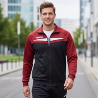 Lifestyle-Ansicht der OMKA Trainingsjacke in Winerot