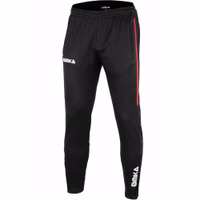 Vorderansicht der OMKA Optima Herren Trainingshose Rot mit atmungsaktivem Material und langer Länge für ganztägigen Komfort und natürliche Bewegungsfreiheit. Jetzt bestellen.