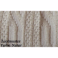 Nahaufnahme von natürlichen bayerischen Trachten-Strümpfen, die sich durch elegante Zopfmuster, rustikale Struktur und hochwertige Baumwollmischung auszeichnen und sich ideal für das Oktoberfest eignen.