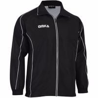 Seitenansicht einer Omka-Sportjacke mit langen Ärmeln und durchgehendem Frontreißverschluss. Die Jacke verfügt über seitliche Reißverschlusstaschen und das Omka-Logo gut sichtbar auf der Brust. Sie ist doppellagig und aus strapazierfähigem Polyestergewebe 