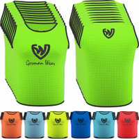 Vorder- und Rückansicht der German Wear 10er-Pack Fußball-Leibchen in Grün, aus atmungsaktivem Mikropolyester-Mesh mit elastischen Kurzärmeln und langlebiger Naht – ideal für Fußballtraining und Teamübungen. Jetzt kaufen!