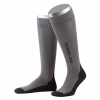 Vorderansicht hochleistungsfähiger Sportsocken in Mittelgrau mit gezielten Kompressionszonen und schweißableitendem Komfort. Perfekt für Radfahren, Laufen und Alltag. Hergestellt in Deutschland für Herren und Damen.