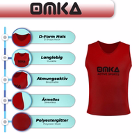 Merkmale des OMKA 6er-Sets Sportroter Bib zeigen elastischen, stabilen Stoff mit D-förmigem Ausschnitt für Bewegungsfreiheit und optimale Luftzirkulation beim Training. Jetzt kaufen.