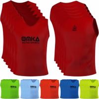 Vorder- und Rückansicht des OMKA 6er-Sets Sportroter Bib zeigt leichte, atmungsaktive Polyester-Mesh-Trikots mit D-förmigem Ausschnitt für maximalen Komfort beim Sport. Jetzt kaufen.