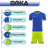 Blaue Merkmale zeigen ein Bild, das hochwertiges Polyestergewebe, starke Nähte und ein atmungsaktives Design für Fußball- und Multisport-Trainingsbekleidung zeigt.