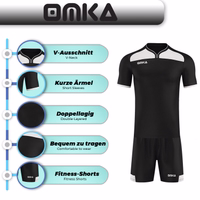 Omka Herren-Sportset: V-Ausschnitt-Shirt mit kurzen Ärmeln und doppellagigem Design für zusätzlichen Komfort. Inklusive passender Fitness-Shorts für ein komplettes Sportoutfit.