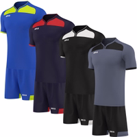 Omka Fußballtrikot mit V-Ausschnitt, kurzen Ärmeln und passenden Fitness-Shorts. Erhältlich in 4 Farben, gefertigt aus 100 % atmungsaktivem Polyester. Mit Pull-on-Verschluss und doppellagigem Design für erhöhten Komfort und Langlebigkeit.