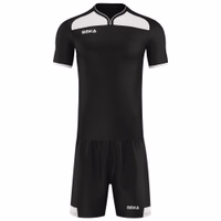 Vorderansicht des Omka Fußballtrikots in Schwarz mit weißen Akzenten und passenden Shorts. Mit V-Ausschnitt, kurzen Ärmeln und bequemem Bund. Das Trikot zeigt das Omka-Logo auf der Brust und verfügt über einen praktischen Pull-on-Verschluss für einfaches A