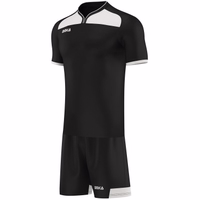 Seitenansicht eines Herren-Omka-Fußballtrikots in Schwarz. Hergestellt aus 100 % Polyester, verfügt diese Team-Sportbekleidung über einen Pull-on-Verschluss, kurze Ärmel und ein doppellagiges Design. Sie ist atmungsaktiv, schweißabsorbierend und ideal für 