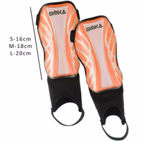 Maßanleitung für orangefarbene Schienbeinschoner, mit Passformgrößen für Jugendliche und Erwachsene von unter 140 cm bis 180 cm.