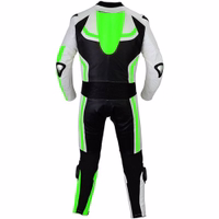 Die Rückansicht des einteiligen grünen Motorradsuits (172108202) zeigt Metallverstärkungen an Schultern und Ellbogen. Der Höckerschutz schützt vor Kopfverletzungen, während die Hose dank speziellem Stretch-Textilpolster an Saum und Knien optimal sitzt.