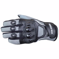 Erleben Sie höchsten Fahrkomfort mit Sommer-Motorradhandschuhen in Rückansicht. Mit Thinsulate-Fasern und Ledereinsätzen bieten diese Handschuhe Langlebigkeit und Flexibilität. Verstellbare Klettverschlüsse sorgen für perfekte Passform.