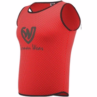 Seitenansicht der German Wear 12er-Pack Fußball-Westen in Rot aus atmungsaktivem Mesh-Polyester mit leichtem, strapazierfähigem Design – bietet Belüftung, Komfort und Bewegungsfreiheit beim Training. Jetzt sichern!