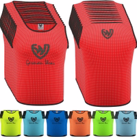 Vorder- und Rückansicht der German Wear 12er-Pack Fußball-Westen in Rot aus atmungsaktivem Dual-Mesh-Polyester. Leicht, strapazierfähig und ideal für Fußball-, Basketball-, Handball- und Rugbytraining. Jetzt kaufen!