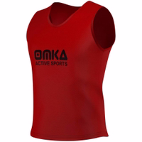Seitenansicht der OMKA 12er Pack Fußball Leibchen Rot gefertigt aus atmungsaktivem Mikropolyester Mesh für Komfort Bewegungsfreiheit und Belüftung bei intensiven Übungen und Mannschaftstraining jetzt kaufen.