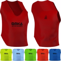 Vorder und Rückansicht der OMKA 12er Pack Fußball Leibchen Rot aus atmungsaktivem elastischem Mesh mit ärmellosem D Ausschnitt Design ideal für Flexibilität und Komfort im Training jetzt online kaufen.