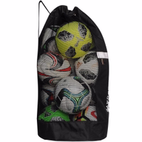 Seitenansicht der OMKA Balltasche in Schwarz mit verstellbarem Schultergurt und atmungsaktivem Netzgewebe. Robuste Trainingsballtasche aus Polyester für Fußball, Rugby und Mannschaftssportarten.