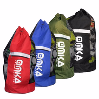 OMKA Balltaschen in Schwarz, Oliv, Rot und Blau zusammen abgebildet. Robuste Balltaschen aus Polyester mit Mesh-Belüftung und Schultergurten, ideal für Fußball, Rugby und Mannschaftssportarten.