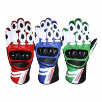 Herren-Motorradhandschuhe aus Leder in Blau, Grün und Rot, gefertigt aus weichem und komfortablem Rindsleder. Mit verstellbaren Riemen für sicheren Sitz und für optimalen Grip konzipiert. Perfekt für Fahrer, online erhältlich.