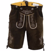 Vorderansicht einer Herren-Kurzlederhose in Dunkelbraun mit traditionellem Design. Ausgestattet mit seitlicher Messertasche und verstellbarer Rückenschnürung. Diese hochwertige Modehose in Dunkelbraun ist erstklassig verarbeitet und online erhältlich.