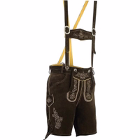 Seitenansicht einer traditionellen Herren-Kurzlederhose aus dunkelbraunem Wildleder mit seitlicher Messertasche, Knopfverschluss und verstellbarer Rückenschnürung. Ein stilvolles und hochwertiges Modeprodukt, online erhältlich.