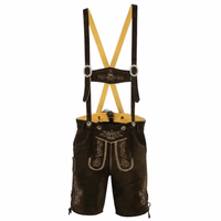 Traditionelle Herren-Kurzlederhose in Dunkelbraun, Vorderansicht. Die Hose ist mit Hosenträgern, einer seitlichen Messertasche, Knopfverschluss und Gürtelschlaufen ausgestattet. Im deutschen Trachtenstil entworfen, bietet sie eine verstellbare Passform für