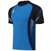 Omka Teamwear Football jersey 100% Polyester Profile view of the Omka men's sports shirt in blue, featuring a round neck and short sleeves. Ideal for soccer and football, this team sports jersey is crafted from 100% polyester for optimal performance.