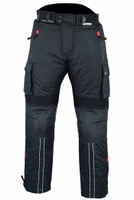 Rückansicht – Schwarze Cordura-Motorradhose. Bereit für jedes Abenteuer, mit komfortablem, dehnbarem Rippmaterial und windabweisendem Gewebe für optimalen Schutz. German Wear™ Expertise für das ultimative Fahrerlebnis! Premium-Produkt – kostenloser Rückver