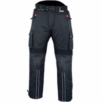 Statten Sie sich mit vielseitigen Cargo-Motorradhosen aus. Wandelbar zum kompletten Anzug für maximale Anpassungsfähigkeit. Hochwertiges Cordura-Polyester 600D sorgt für Windbeständigkeit und Langlebigkeit. Perfekte Passform dank speziellem Stretchgewebe a