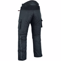 Dominieren Sie die Straße mit Cargo-Motorradhosen. Abnehmbare Innenfütterung für einfache Pflege. Erhöhte Sicherheit durch Scotchlite 3M-Reflektoren an den Knien. Praktische Oberschenkeltaschen mit Reißverschluss und Klettverschluss für sicheren Stauraum.