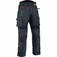 Verbessern Sie Ihr Fahrerlebnis mit winddichten Cargo-Hosen. Eingebaute Nierenwärmfunktion für zusätzlichen Komfort. Hervorragender Schutz durch zahlreiche geprüfte Protektoren an Knien und Oberschenkeln. Wandelbares Design für vielseitigen Einsatz unterwe