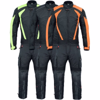 Erleben Sie ultimativen Schutz mit dem orangefarbenen BULLDT-Motorradanzug. Vorderansicht mit geprüften Protektoren an Armen und Schultern. Innovatives Design – ideal für alle, die modernste Produkte suchen. Reflektoren für bessere Sichtbarkeit. Jetzt kauf