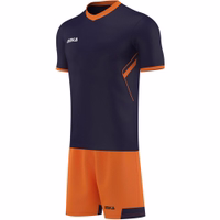 OMKA marineblaues und orangefarbenes Trikot mit Shorts, Vorderansicht. Hochwertiges Teamwear-Set aus Mikro-Polyester für Fußball, Rugby, Volleyball und Multisport-Training.