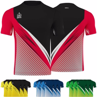 Weiße lange bayerische Trachten-Strümpfe, die als Paar in allen Farbvarianten erhältlich sind. Mit elegantem Zopfmuster und rustikalem Stil, passend zu Lederhosen und Oktoberfest-Mode.