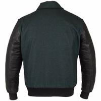 In der Rückansicht zeigt die Herren-Motorradjacke in Grün zwei Taschen auf Bauchhöhe links und rechts. Außerdem verfügt sie über zwei Innentaschen auf Brusthöhe, von denen eine mit einem Reißverschluss verschlossen ist.