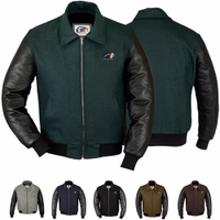 Die grüne Herren-Motorrad-Collegejacke wird in Vorder- & Rückansicht gezeigt und hebt ihr stilvolles Design hervor. Mit Ärmeln aus 100 % Lammnappa-Leder gefertigt, vereint sie luxuriöse Optik und hohe Langlebigkeit.