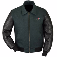 Herren-Motorrad-Collegejacke in Grün, Frontansicht. Hergestellt aus 100 % Acryl außen, gesteppte Polyesterfutter innen. Mit elastischem Bund und Bündchen aus Elasthan für Bewegungsfreiheit.