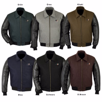 Erleben Sie zeitlosen Stil und Langlebigkeit mit der Motorcycle Leather College Jacket. Erhältlich in 6 lebendigen Farben: Grün, Grau, Marineblau, Khaki, Schwarz und Dunkelbraun. Mit Lammnappa-Lederärmeln, gestepptem Futter und klassischem Kent-Kragen.
