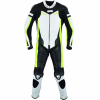 Vorderansicht des einteiligen gelben Motorrad Lederanzugs Bietet umfassenden Schutz mit Protektoren an Schienbeinen und Unterarmen Zusätzlich erhöht fluoreszierendes Material die Sichtbarkeit für andere Verkehrsteilnehmer