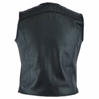 Rückansicht der klassischen Motorradlederweste, gefertigt aus echtem Rindsleder für Langlebigkeit und Stil. Sie verfügt über vier Fronttaschen und einen durchgehenden Frontreißverschluss. Verleihen Sie Ihrer Fahrerausrüstung mit diesem hochwertigen, in Deu