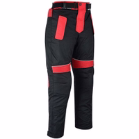 Seitenansicht der roten Motorradhose aus Cordura-Textil. Herausnehmbares Futter, Oberschenkeltaschen und windabweisendes Design für höchsten Komfort und Schutz. Verbessern Sie Ihr Fahrerlebnis mit deutscher Qualität! #BikerFashion #MotorcycleApparel #RideI