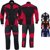 Motorrad 2-teiliges Kombiset mit mehreren Protektoren. Reflektierende Paspel für bessere Sichtbarkeit. Verstellbare Manschetten, Taillengürtel & Ellbogen-Druckknöpfe. Reißverschluss & Druckknöpfe, atmungsaktives Material mit dehnbaren Oberschenkeln.
