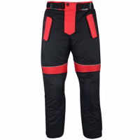 Bleiben Sie trocken und komfortabel in den roten Cordura-Motorradhosen, Vorderansicht. Die atmungsaktive Membran hält den Wind ab und sorgt für Belüftung – ideal für lange Fahrten bei jedem Wetter. Auf Lager, jetzt kaufen.