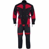 Cordura Motorrad 2-teiliger Kombi-Set Motorrad 2-teiliges Kombiset mit mehreren Protektoren. Reflektierende Paspel erhöht die Sichtbarkeit. Verstellbare Manschetten, Taillengürtel & Ellbogen-Druckknöpfe. Reißverschluss- & Druckknopfverschluss. Atmungsaktives Material mit dehnbaren Oberschenkel