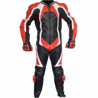 Motorradhose Cordura Textil Kombihose Motorradleder-Einteiler in Rot, Vorderansicht. Ausgestattet mit Rückenprotektoren, herausnehmbaren Knieslidern und Metallverstärkungen. Einfaches Anziehen dank Reißverschlüssen an Beinen und Ärmeln. Kostenlose Lieferung am nächsten Werktag.