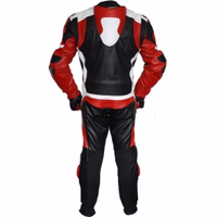 Motorradhose Cordura Textil Kombihose Maximieren Sie die Sicherheit mit einem eleganten Motorradlederanzug aus Rindsleder in Seitenansicht. Ausgestattet mit Unterarm- und Schienbeinschützern, einer windabweisenden Membran sowie verstellbaren Beinen und Ärmeln. Fahren Sie stilvoll mit lebendige