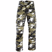 Vorderansicht Camouflage-Cargohosen. Verbessere dein Fahrerlebnis mit Cargohosen, die 4 Außentaschen, herausnehmbare Protektoren und Aramidfaser-Einsätze bieten. Perfekt für den Alltag – Stil und Sicherheit in einem. Premium-Produkt, weltweite kostenlose R