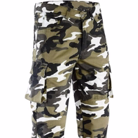 Seitenansicht hochwertiger Camouflage-Klassikhosen. Fahre mit Selbstvertrauen in Cargohosen, die für den täglichen Gebrauch entwickelt wurden. Mit Reißverschluss-/Knopfverschluss und Gürtelschlaufen bieten sie Komfort und Sicherheit für jede Fahrt. Auf Lag