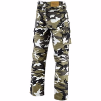 Entdecke die Haltbarkeit und den Stil von Motorradhosen, erhältlich in Schwarz, Camouflage und Grün/Camouflage. Gefertigt aus 280 g/m² abriebfestem Material für maximalen Schutz. Verschluss vorne mit Reißverschluss und Knopf am Bund. Kaufe noch heute!