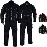 Herren-Motorrad-Textilkombi in Schwarz mit Vorder- & Rückansicht. Mit Arm-, Schulter- & Rückenprotektoren. 4 Schichten: Cordura Polyester 600D außen, wasserabweisendes Nylon-Taft, Polyester-Innenfutter & herausnehmbares Steppfutter.